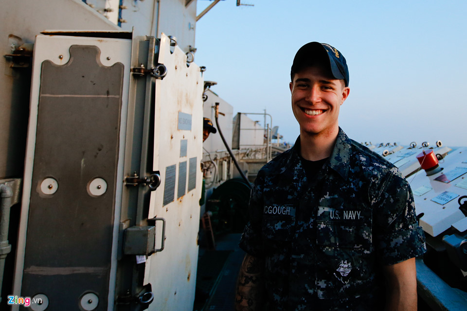 Thủy thủ gốc Việt và cuộc sống trên siêu tàu sân bay Mỹ